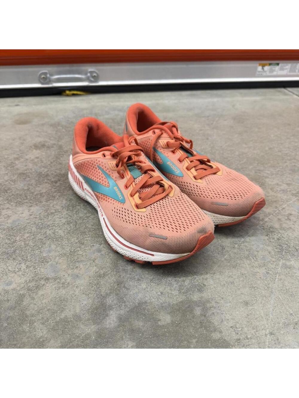 brooks adrenaline gts 22 orange and white running gym shoes size 9 WOMENS